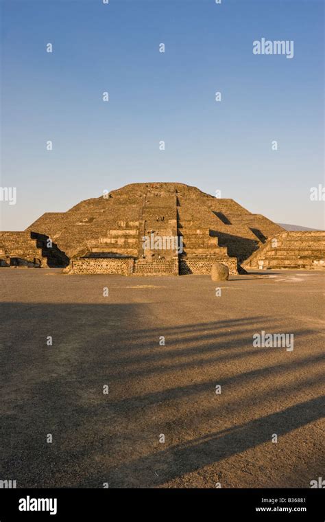 La Pirámide De La Luna La Pirámide De La Luna En Teotihuacán Cerca