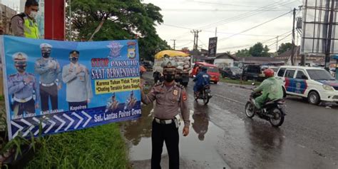 Cegah Lakalantas Satlantas Polres Gowa Pasang Spanduk Himbauan Di Titik Rawan Kecelakaan