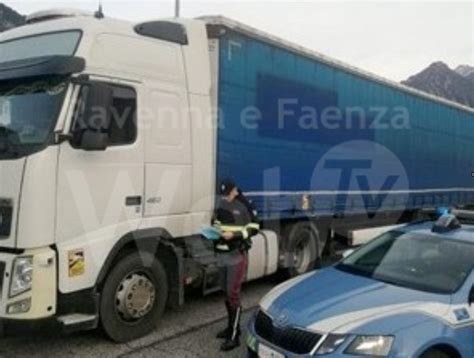 Camionista Ubriaco Travolge A Tutta Velocit I Cartelli Del Cantiere