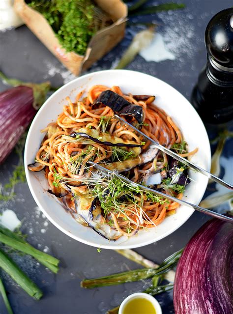 Mediterrane Pasta Bowl Mit Gegrillten Auberginenstreifen Oder Nudeln