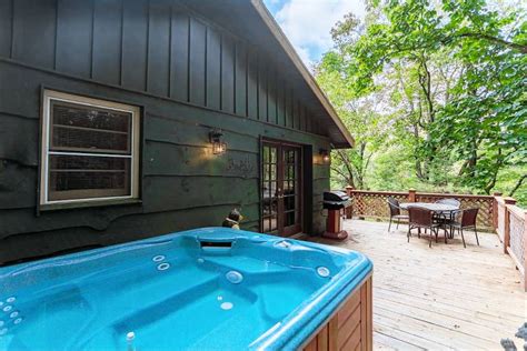 Cabins with Hot Tubs in Blowing Rock from $94 | HomeToGo