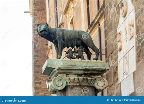 La Scultura Del Lupo Di Capitoline Che Descrive Una Scena Dalla