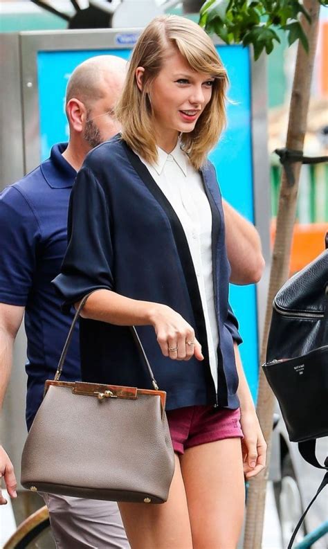 TAYLOR SWIFT in Short Shorts Out in New York – HawtCelebs