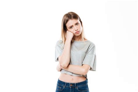 Triste Mujer Joven De Pie Aislado Sobre Pared Blanca Foto Gratis