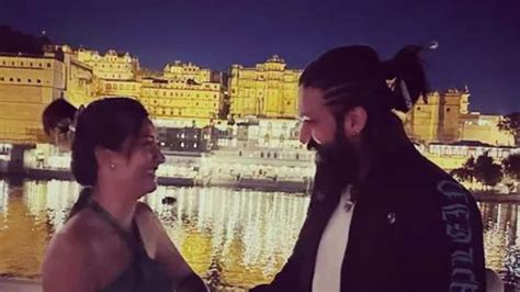 Kgf Star Yash Wife Radhika Pandits Romantic Moment Captured In Pic