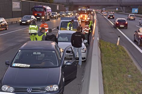 Kilometerlanger Stau Nach Serienunfall Tirol Orf At