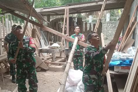 Jajaran Koramil Pajangan Perbaiki Rumah Korban Gempa Krjogja