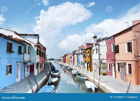 Burano Wyspa W Ochy Pi Kny Widok Ulica Z Kolorowymi Domami I Kana Em