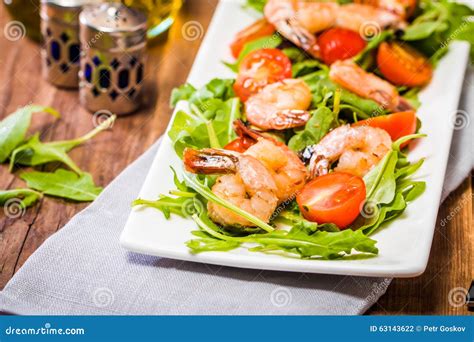 Salade Met Garnalen Of Garnaal Tomaat En Arugula Stock Foto Image Of