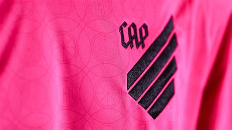 Athletico PR lança camisa em homenagem ao Outubro Rosa veja fotos