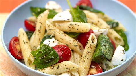 Ensalada de fideos con rúcula tomates cherry choclo palta y queso