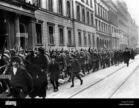 Soldados marchando ww i fotografías e imágenes de alta resolución Alamy