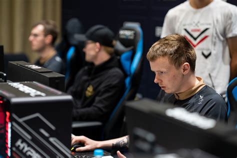 Ninjas In Pyjamas Narrowly Survive A Slow Start At Dota Summit Dot