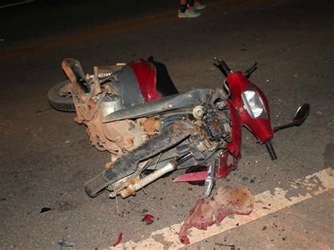 G1 Motociclista bate em caminhão cai na BR 364 e morre atropelado