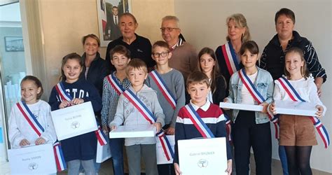 Saint Symphorien de Lay Remise des écharpes aux neuf élus du conseil