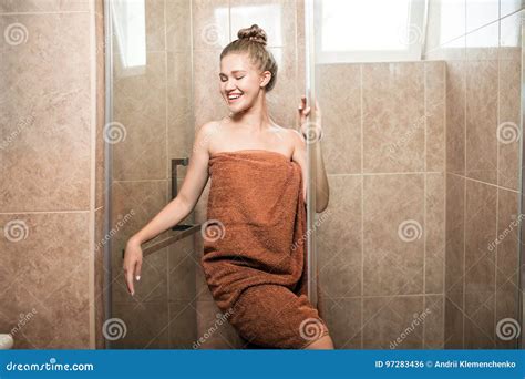 Hawt Slender Gal Taking A Shower Telegraph