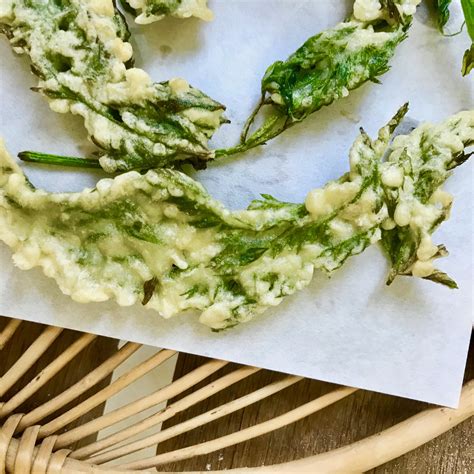 Beignets De Fanes De Carottes Pesto De Fanes Et Tempura De Fleurs De