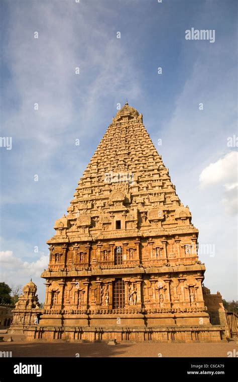 The Vimana (Temple Tower) at the Brihadeeswarar Temple Complex in Stock ...