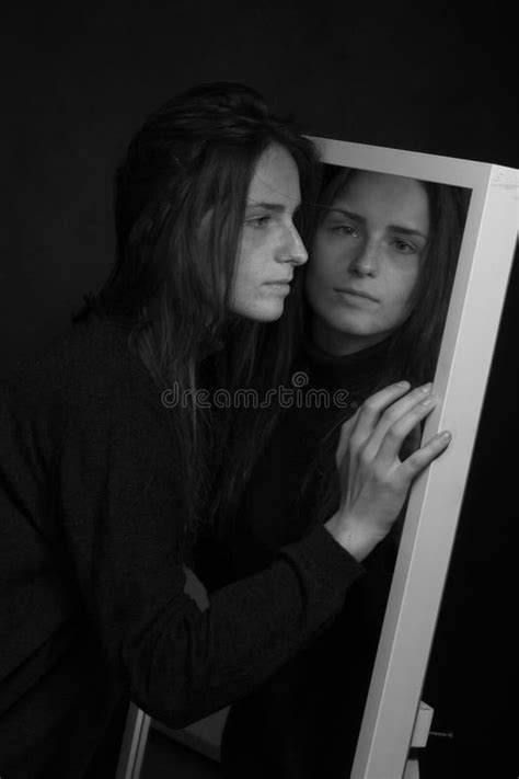 Portrait Noir Et Blanc Dune Jeune Fille Aux Cheveux Longs Photo Stock