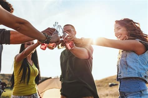 Felizes Jovens Amigos Desfrutam De Um Dia Ensolarado Na Natureza Eles