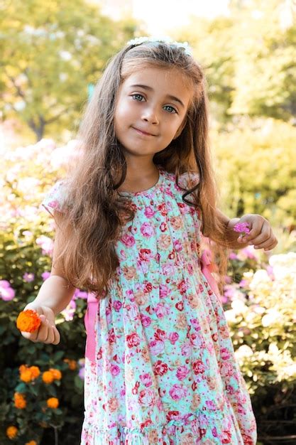 Uma Menina Bonita Cabelos Castanhos E Olhos Verdes Claros Feliz E