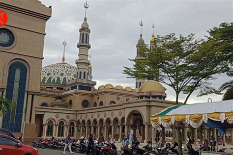 Ibadah Ramadhan Di Salah Satu Masjid Terbesar Asia Tenggara ANTARA News