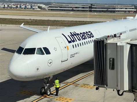 Lufthansa Maschine Muss Auf Mallorca Notlanden Passagier In Lebensgefahr