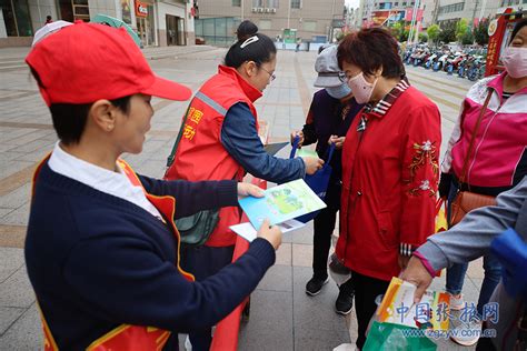 甘州区东街街道交通巷社区开展普法宣传活动