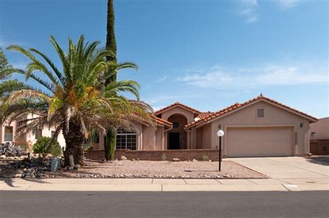 Premium Photo Tucson Arizona Home With Palm Tree In Front Yard