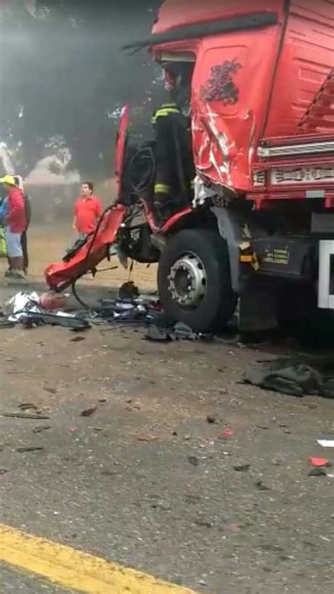 Acidente entre caminhões deixa feridos na rodovia Raposo Tavares em