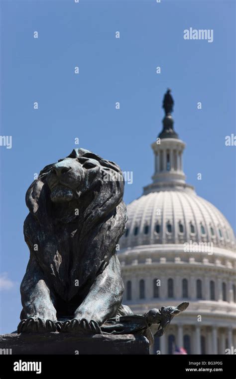 Estatua de león en frente de la cúpula del edificio del Capitolio de