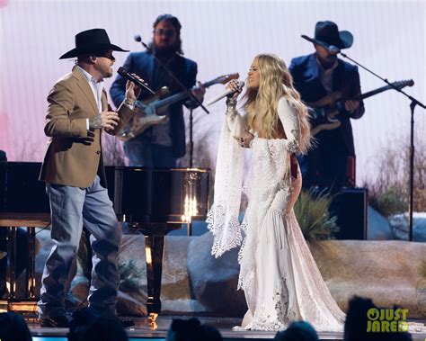 Carrie Underwood Makes Appearance At Cma Awards For I M Gonna