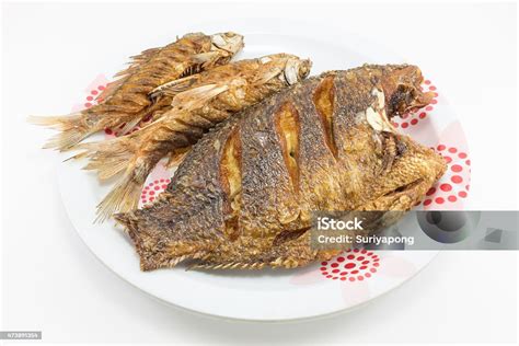 Ikan Nila Goreng Dan Ikan Mas Yang Dalam Dengan Latar Belakang Putih