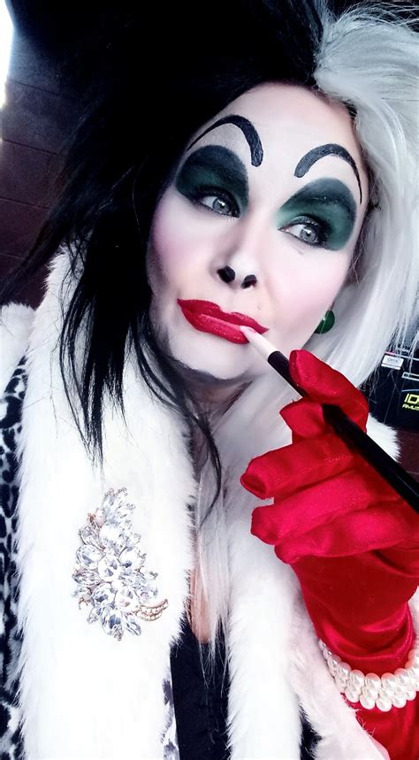 Cruella Deville Makeup | Disney villain costumes, Villain costumes ...