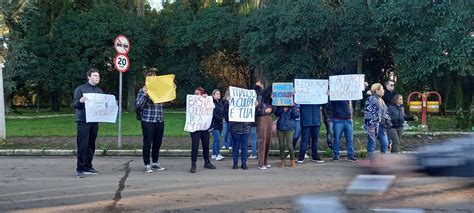 Alunos Do Iffar Concentram Se Na Pra A Para Protestar Por Mais