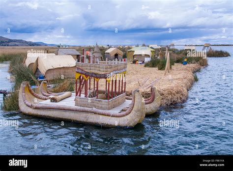 Anwohner Der Schwimmenden Schilfinseln Der Uros Titicacasee Peru