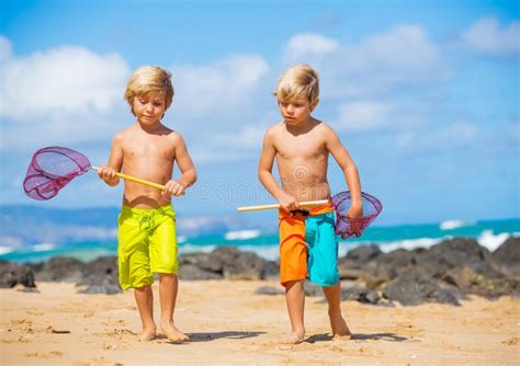 Jeunes Garçons Heureux Jouant à La Plage Des Vacances Dété Image Stock