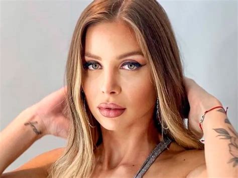 En bikini y al natural Romina Malaspina provocó al frío desde el balcón Mejor que verla volar