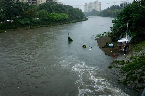 Cien Mil Evacuados Y Dos Muertos China En Alerta Roja Por El Tifón