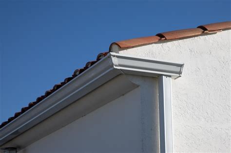 Casa Con Nuevas Canaletas De Lluvia De Aluminio Sin Costuras Fachada De