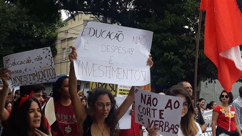 Manifestantes Protestam Em São José Contra O Corte Do Orçamento Das