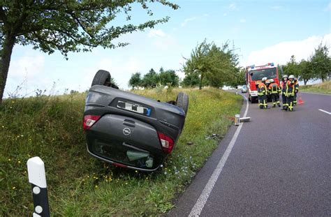 Unfall Bei Nufringen Opelfahrerin Landet Auf Dem Dach Im Graben