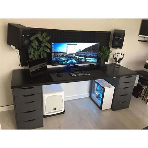 A perfect combination of the simplicity of a black & white setup and a ...