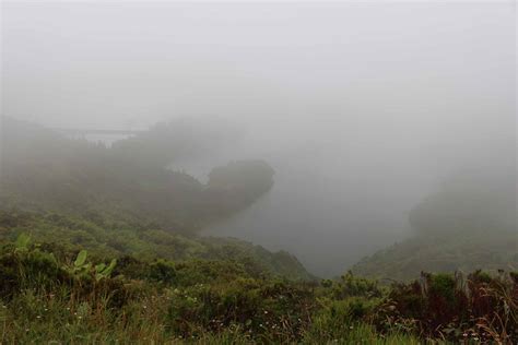 Nuages sur le lac de Fogo île de São Miguel Açores