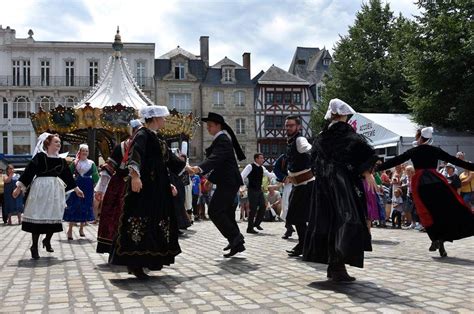 Le Cornouaille Kemper La Danse Bretonne Dans La Rue Penhars Infos