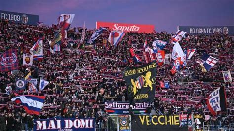 Dall Ara Lo Sfott Con Lo Striscione Dei Tifosi Del Bologna