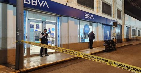 Breña delincuentes asaltan agencia del BBVA y huyen en medio de