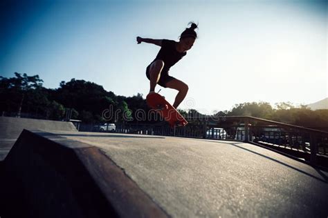 Skateboarding Na Rampa Do Skatepark Imagem De Stock Imagem De F Mea