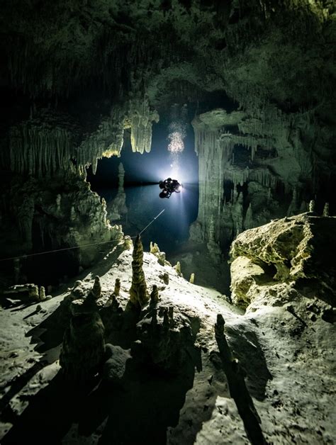 Fotógrafo revela aguas cristalinas de cuevas submarinas en México