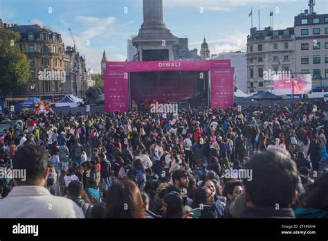 London Uk 29 October 2023 Large Crowds Of Revellers Pack Trafalgar